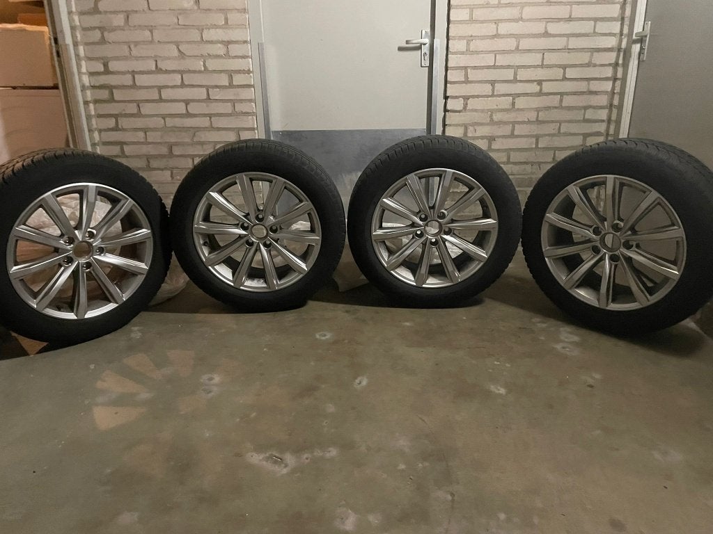 VW Passat 17 inch lichtmetalen velgen met winterband, Ophalen, 215 mm, Velg(en), 17 inch