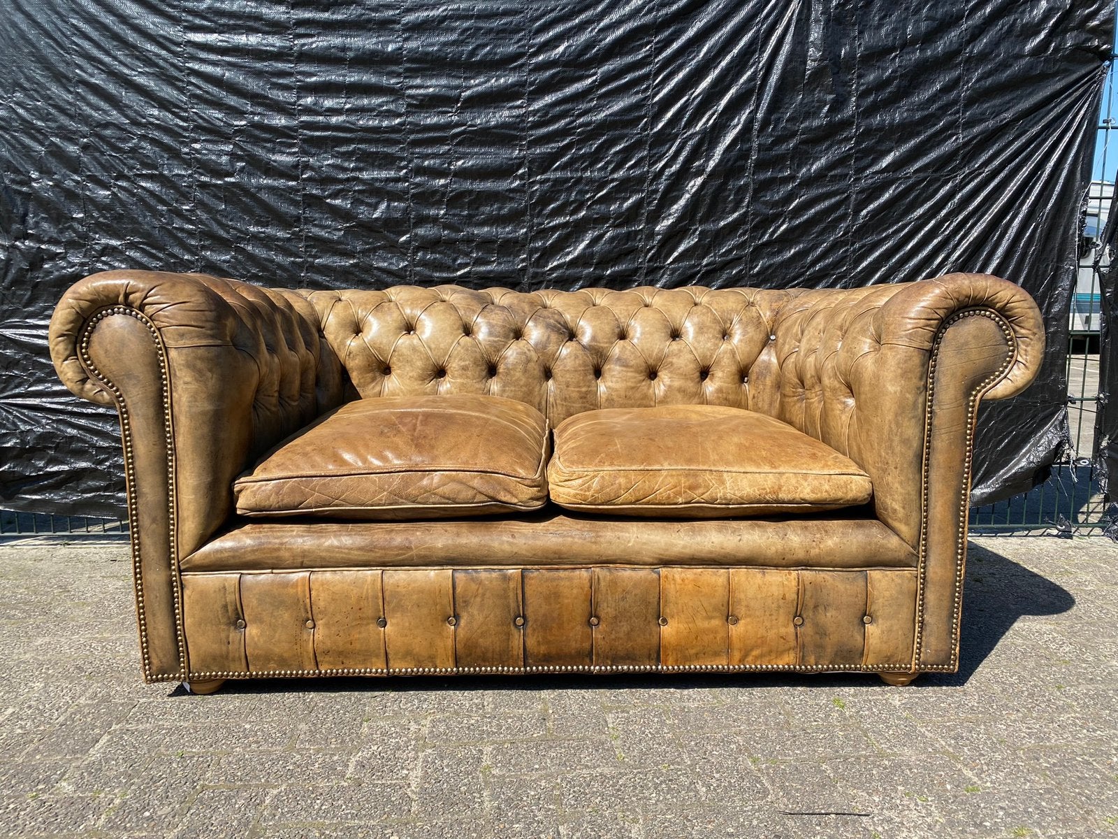 Antiek Engelse Chesterfield bank licht cognac, Ophalen, Zo goed als nieuw, Rechthoekig, 125 cm of meer