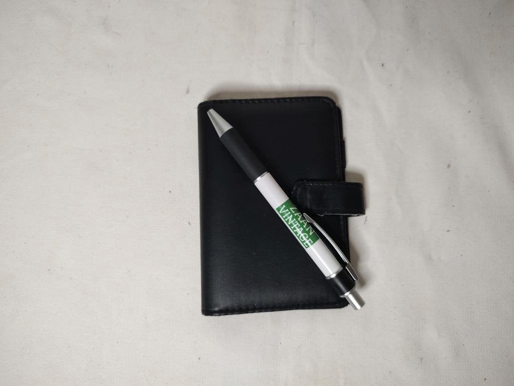 K639 Zwarte kunstlederen agenda organizer model mini 67x104, Diversen, Agenda's, Gebruikt, Onbekend, Ophalen of Verzenden, Onbekend