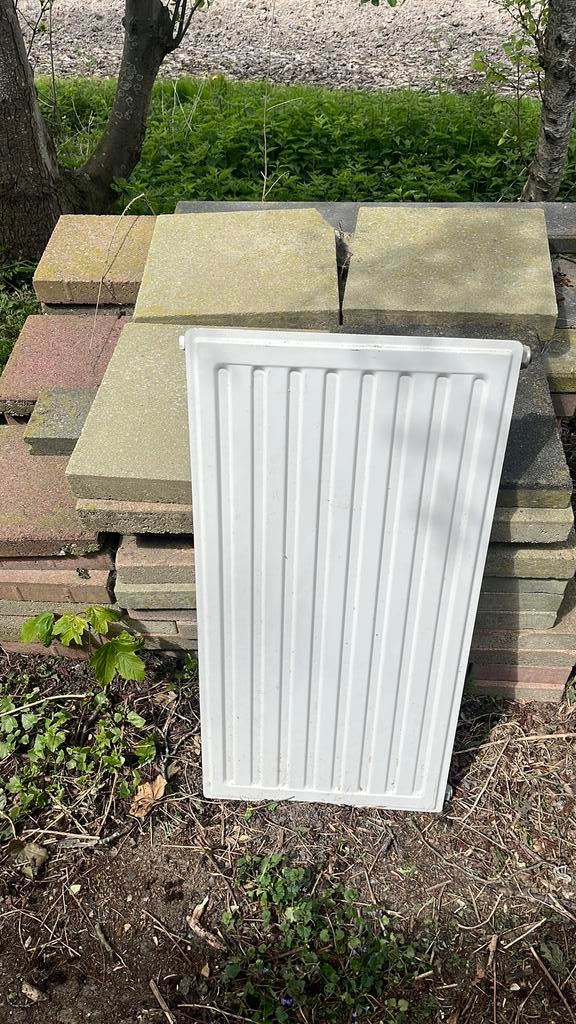 2x Radiator afm 90x 47x 7 cm, Doe-het-zelf en Verbouw, Verwarming en Radiatoren, Ophalen of Verzenden, Zo goed als nieuw, Radiator