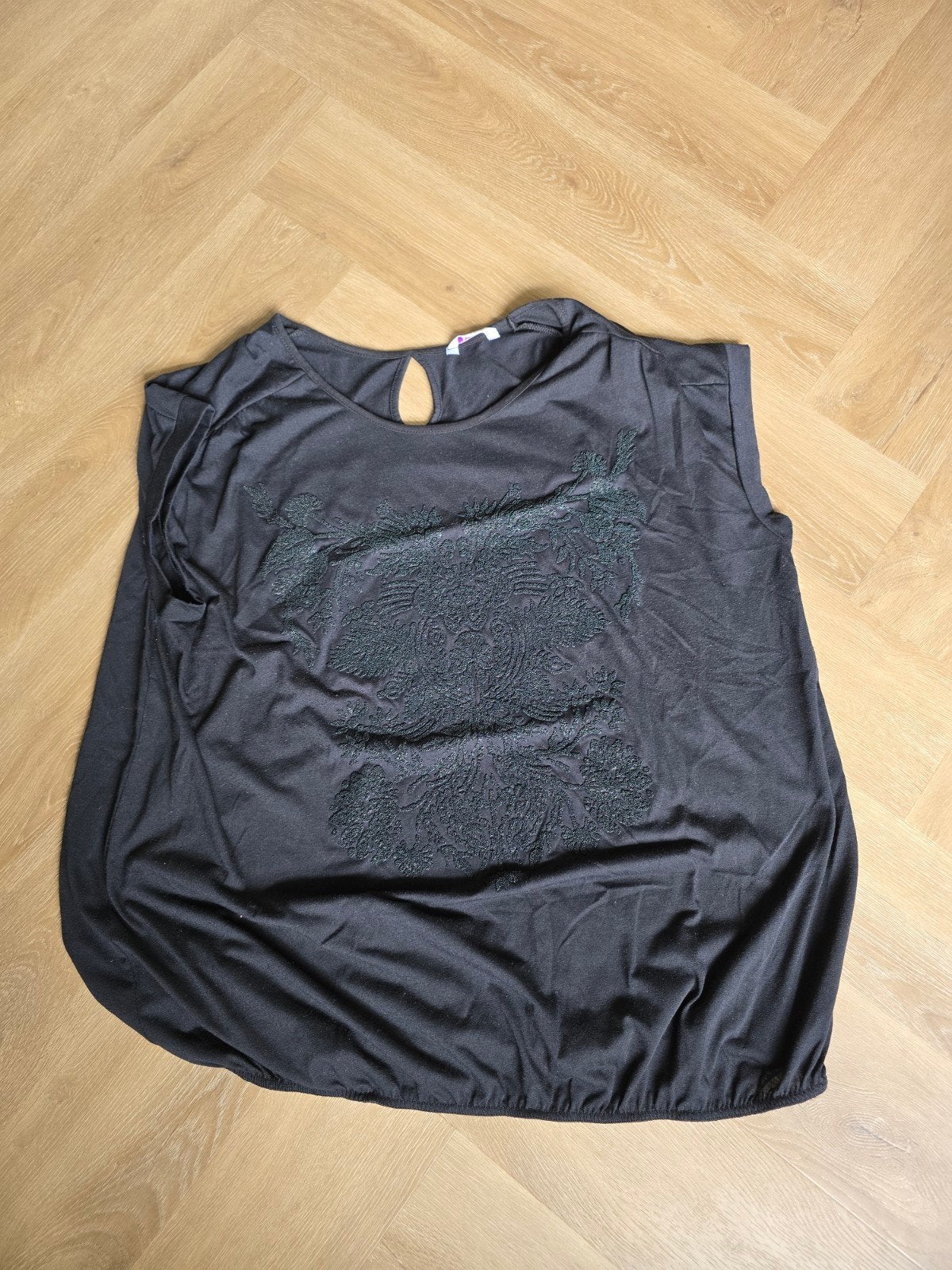 Mooie zwarte top met kralenborduurwerk Miss Etam maat 54, Ophalen, Zo goed als nieuw, Zwart, Shirt of Top