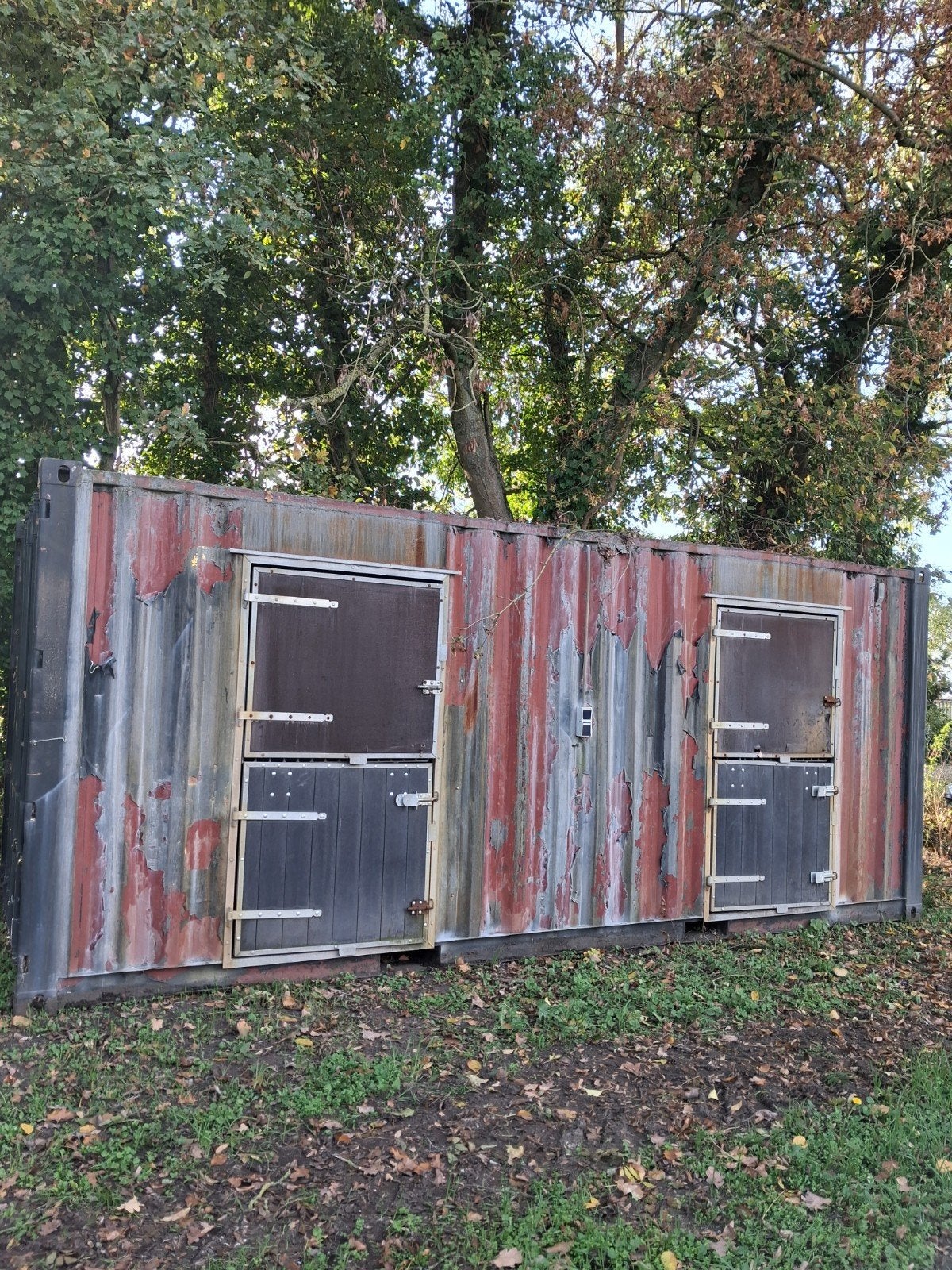 containerstal, Stalling, 2 of 3 paarden of pony's