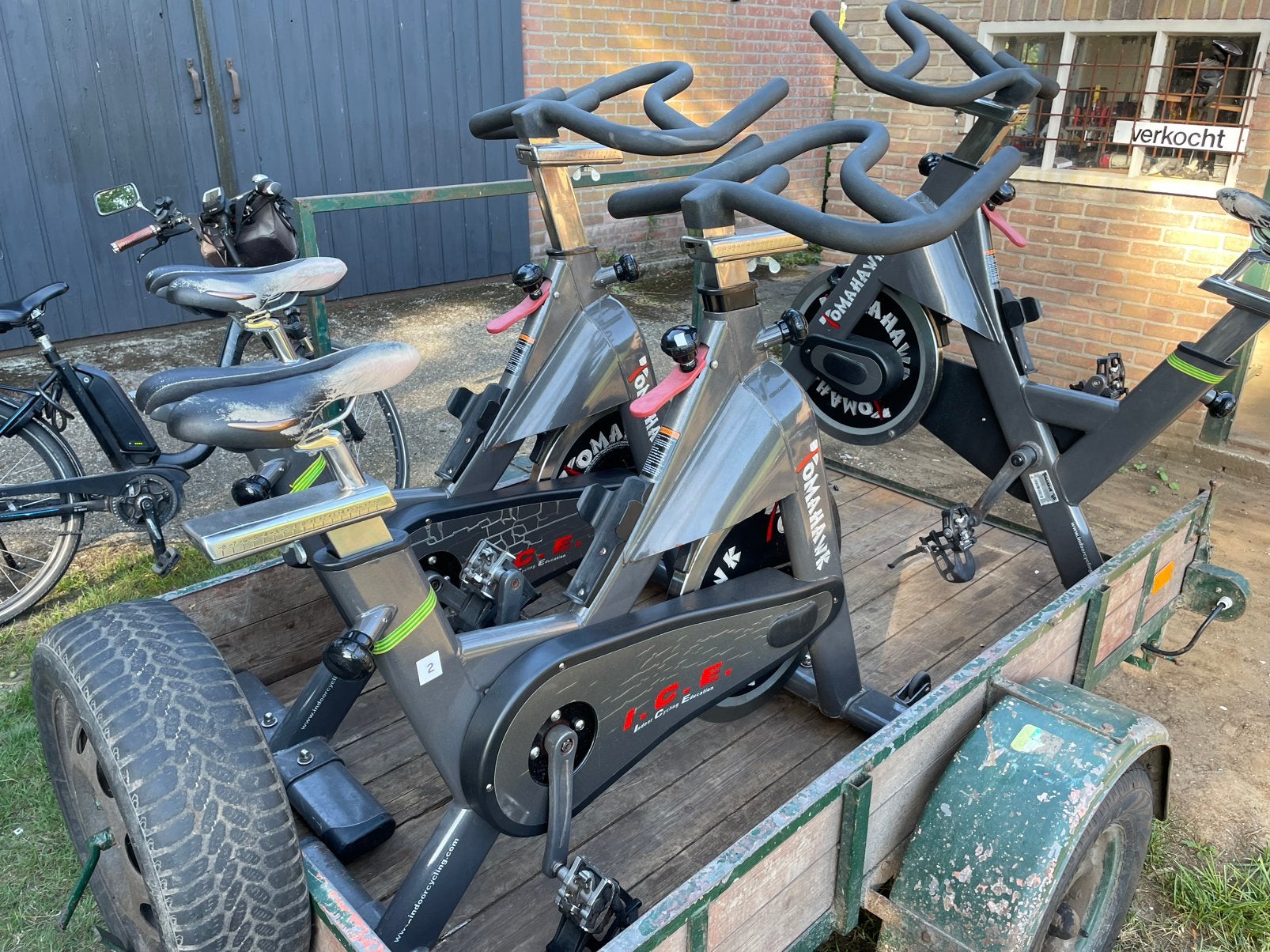 2 identieke Tomahawk (S-serie) spinningfietsen, Ophalen, Gebruikt, Spinningfiets, Metaal