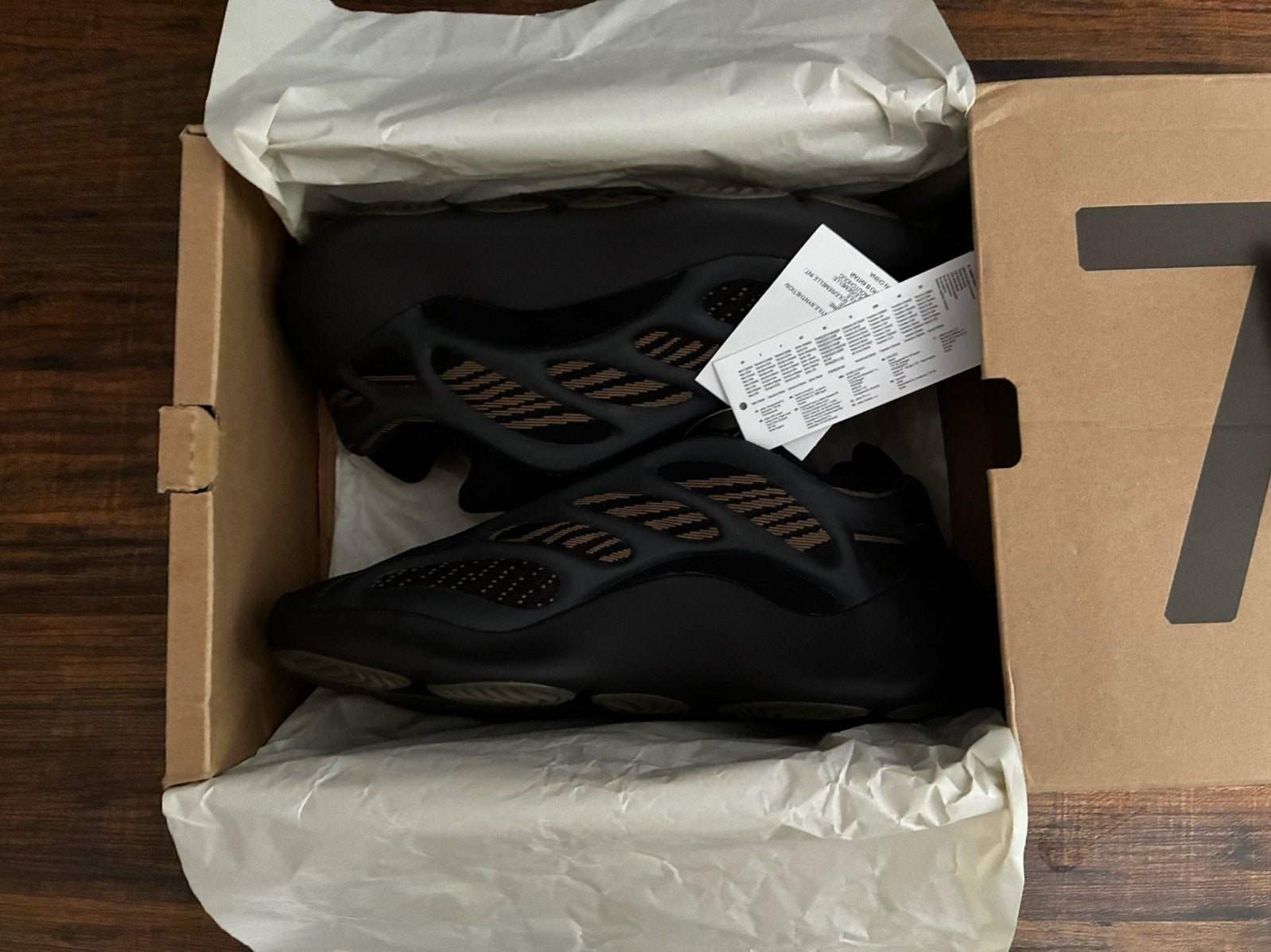 Yeezy 700 v3, Zwart, Nieuw, Ophalen of Verzenden, Sneakers of Gympen