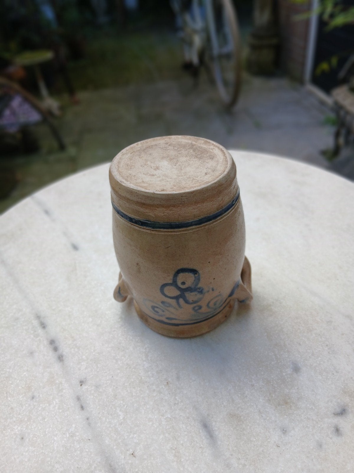 Antieke aardewerken pot met handvatten en blauw decor, Ophalen of Verzenden