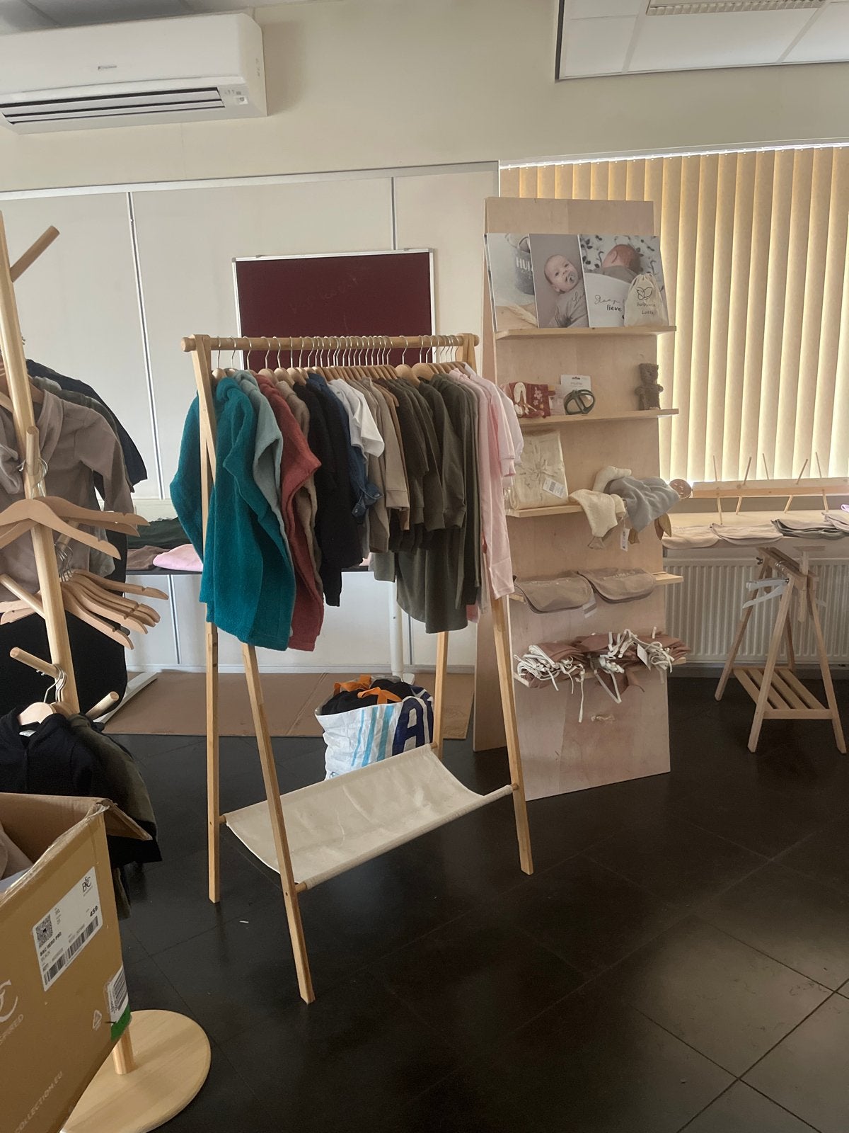 Diverse inventaris en baby/kinderkleding, Ophalen