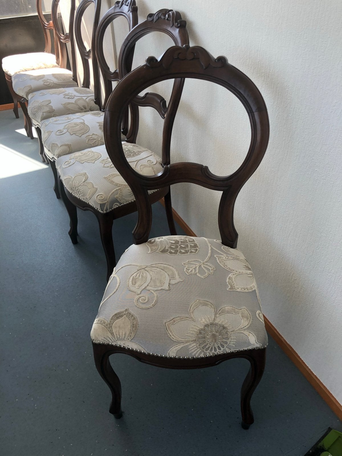 Foto 7 van Mooie uitschuifbare eettafel met 6 originele stoelen