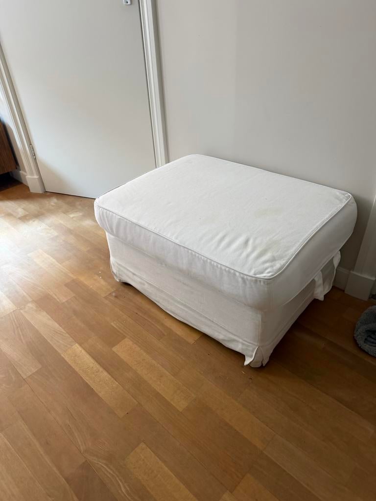 IKEA poef / voetenbank wit met opbergruimte Ektorp, Huis en Inrichting, Banken | Voetenbanken en Poefen, Ophalen, Gebruikt, Stof