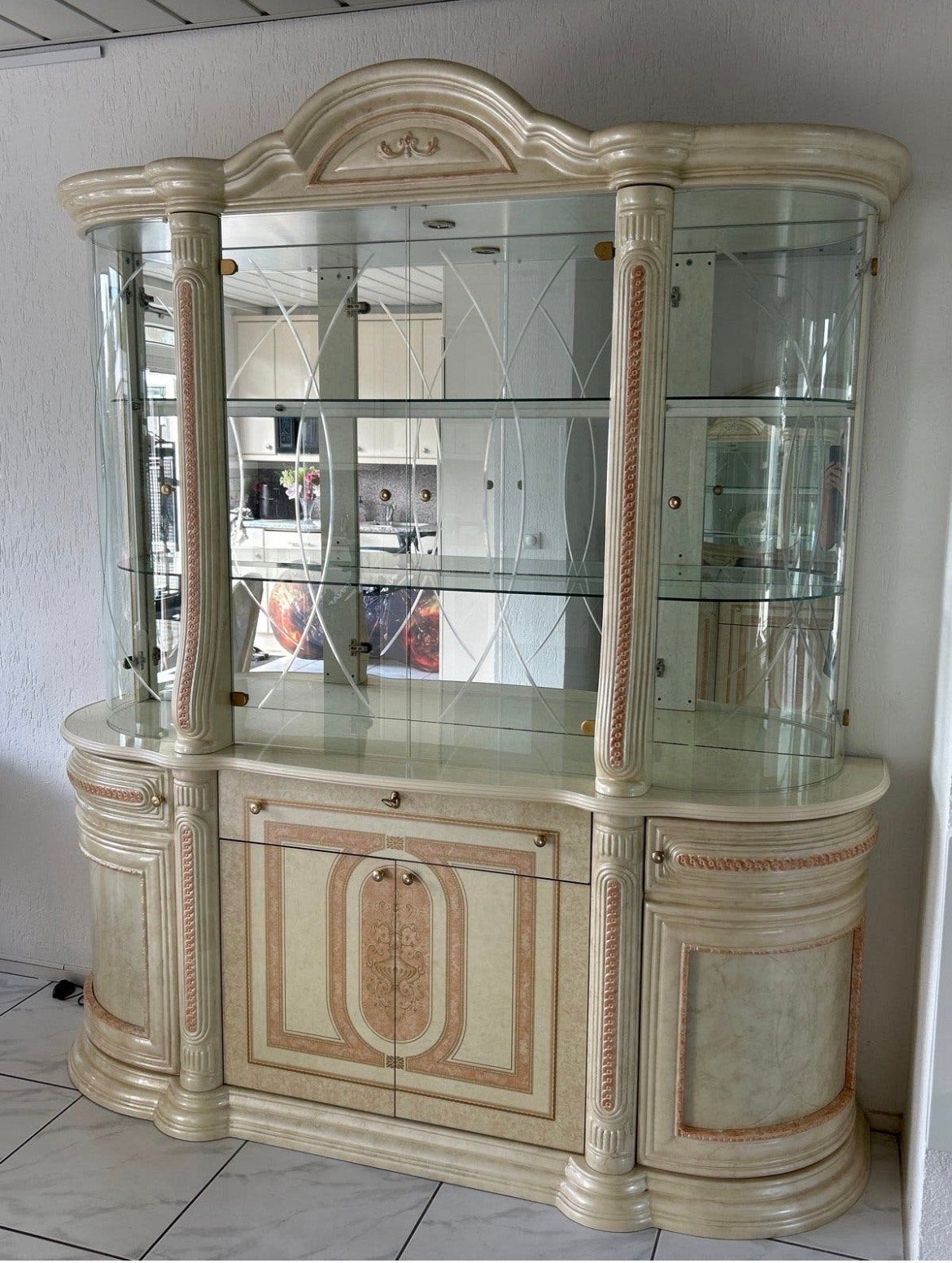 Luxe Vitrinekast met Glazen Deuren en Barok Details, 100 tot 150 cm, Ophalen of Verzenden, Zo goed als nieuw, Met lade(s)