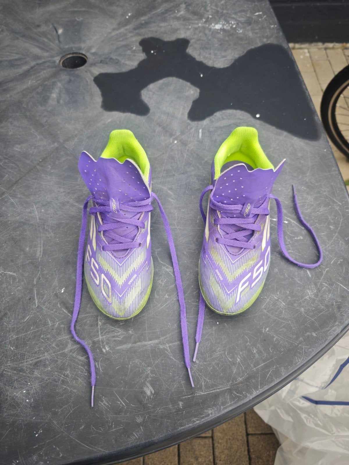 Adidas F50 Voetbalschoenen - Paars/Limoengroen, Maat XS of kleiner, Ophalen of Verzenden, Gebruikt, Schoenen