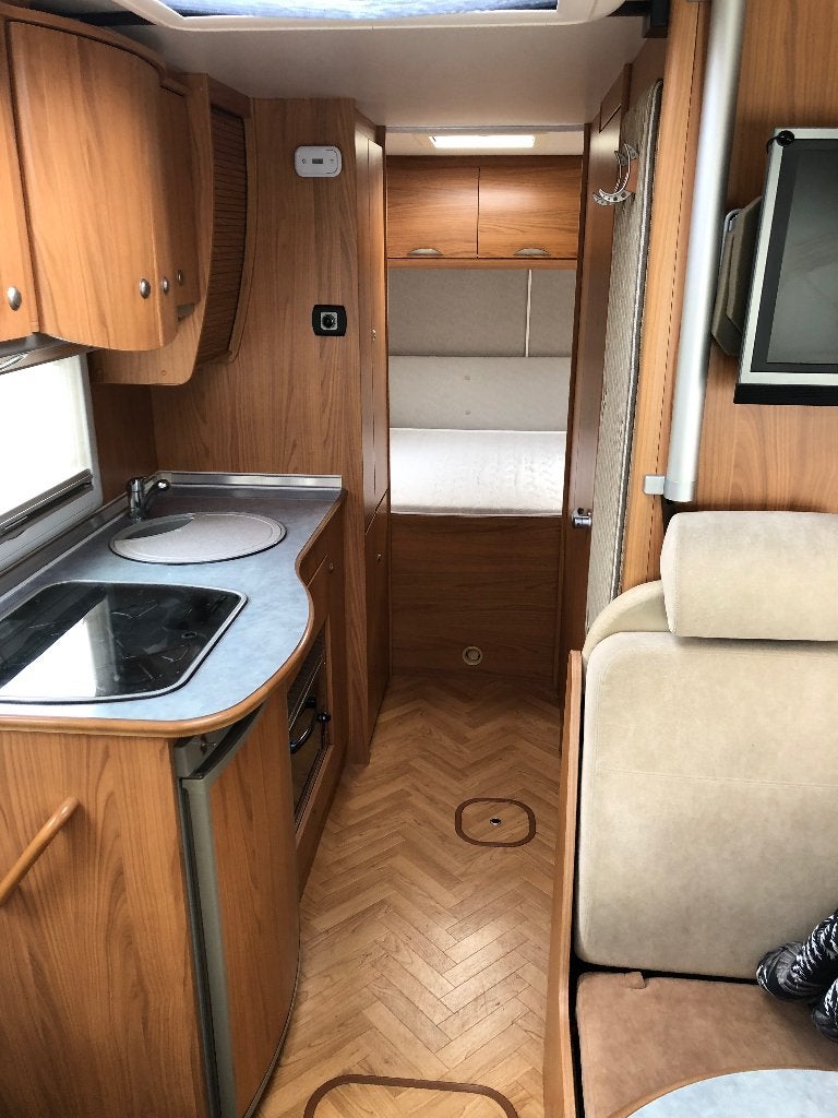 Foto 8 van AUTOMAAT Burstner i690 Elegance LAAG VASTBED 84.000km MOOI!!