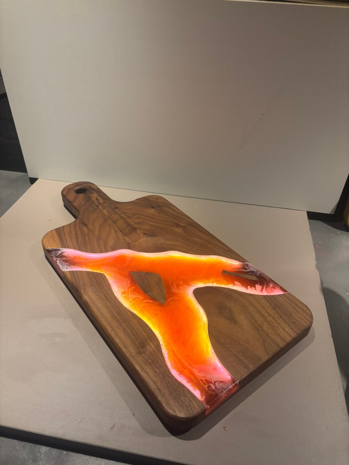 Luxe notenhouten borrelplank met epoxy & LED verlichting, Ophalen, Nieuw