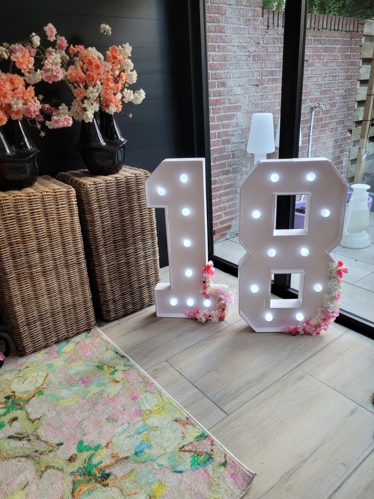 Led cijfers '18' met bloemdecoratie - Perfect voor fees, Hobby en Vrije tijd, Feestartikelen, Ophalen, Zo goed als nieuw, Versiering