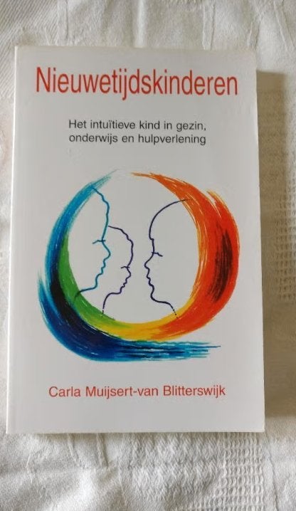 Nieuwetijdskinderen, Carla Muijsert-van Blitterswijk., Achtergrond en Informatie, Ophalen of Verzenden, Zo goed als nieuw, Overige onderwerpen