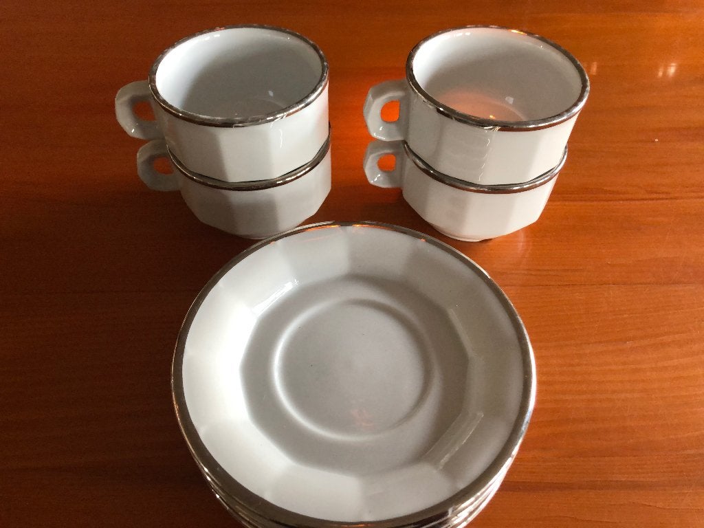 PILLIVUYT 4 kop-en schotels Groot model Wit met zilver, Ophalen of Verzenden, Zo goed als nieuw, Overige stijlen, Kop(pen) en/of Schotel(s)