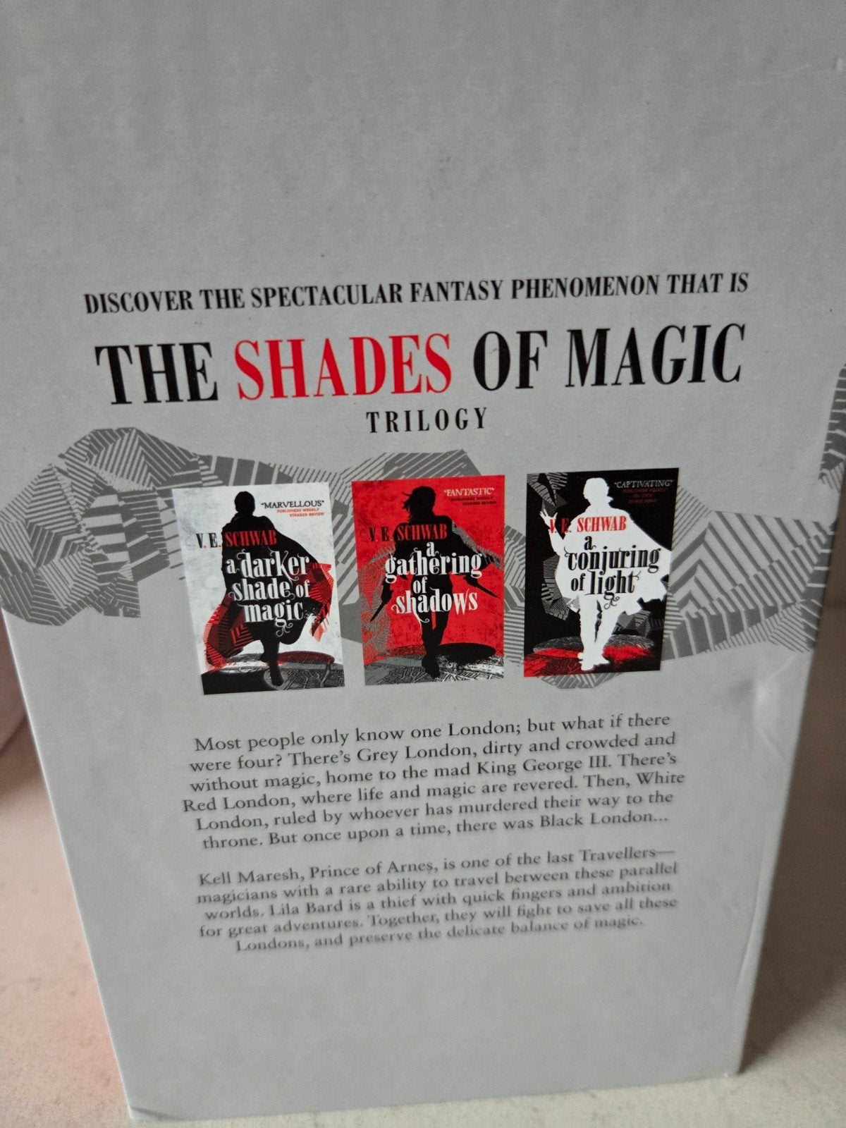V.E. Schwab - Shades of Magic Trilogy boxset, Ophalen of Verzenden, Zo goed als nieuw