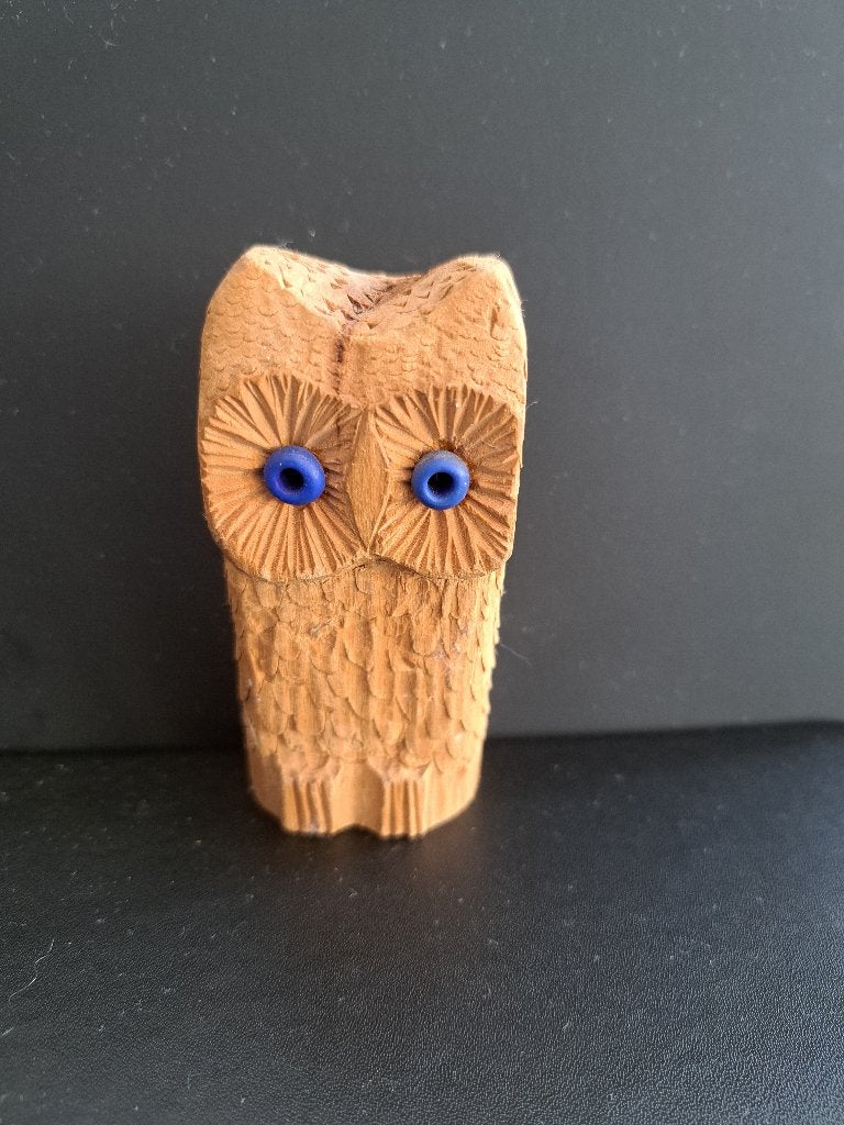 Houten uil met blauwe ogen - handgesneden decoratie, Verzamelen, Beelden en Beeldjes, Ophalen of Verzenden, Gebruikt, Dier