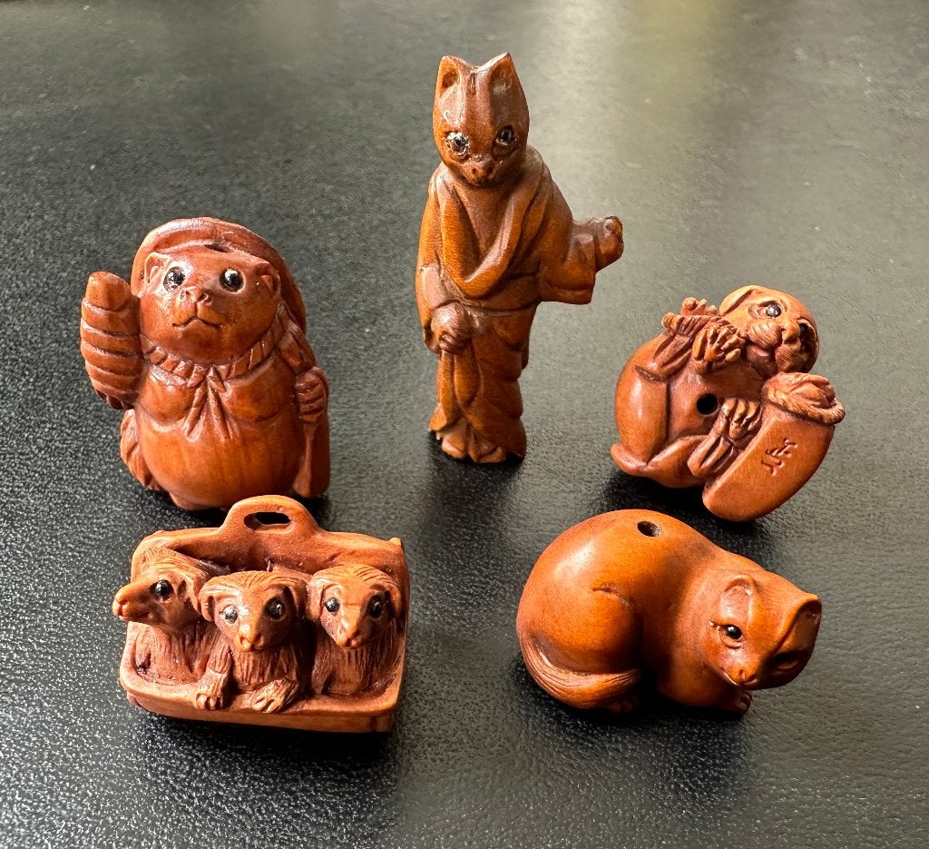 Ojimes in buxushout van katten - honden, Antiek en Kunst, Hout, Bruin, 3 cm, Handgemaakt