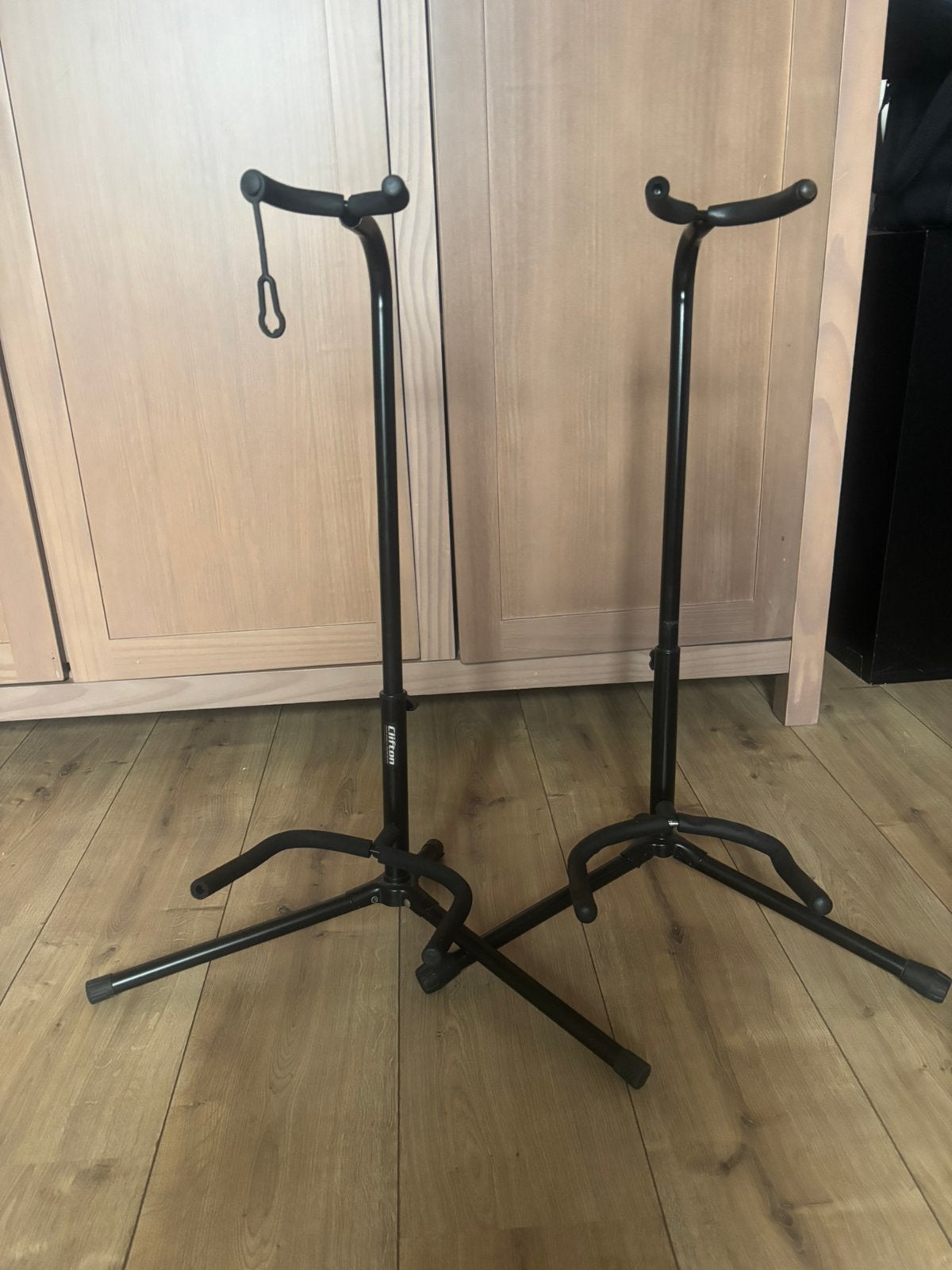 Gitaar standaard, Ophalen, Gitaar