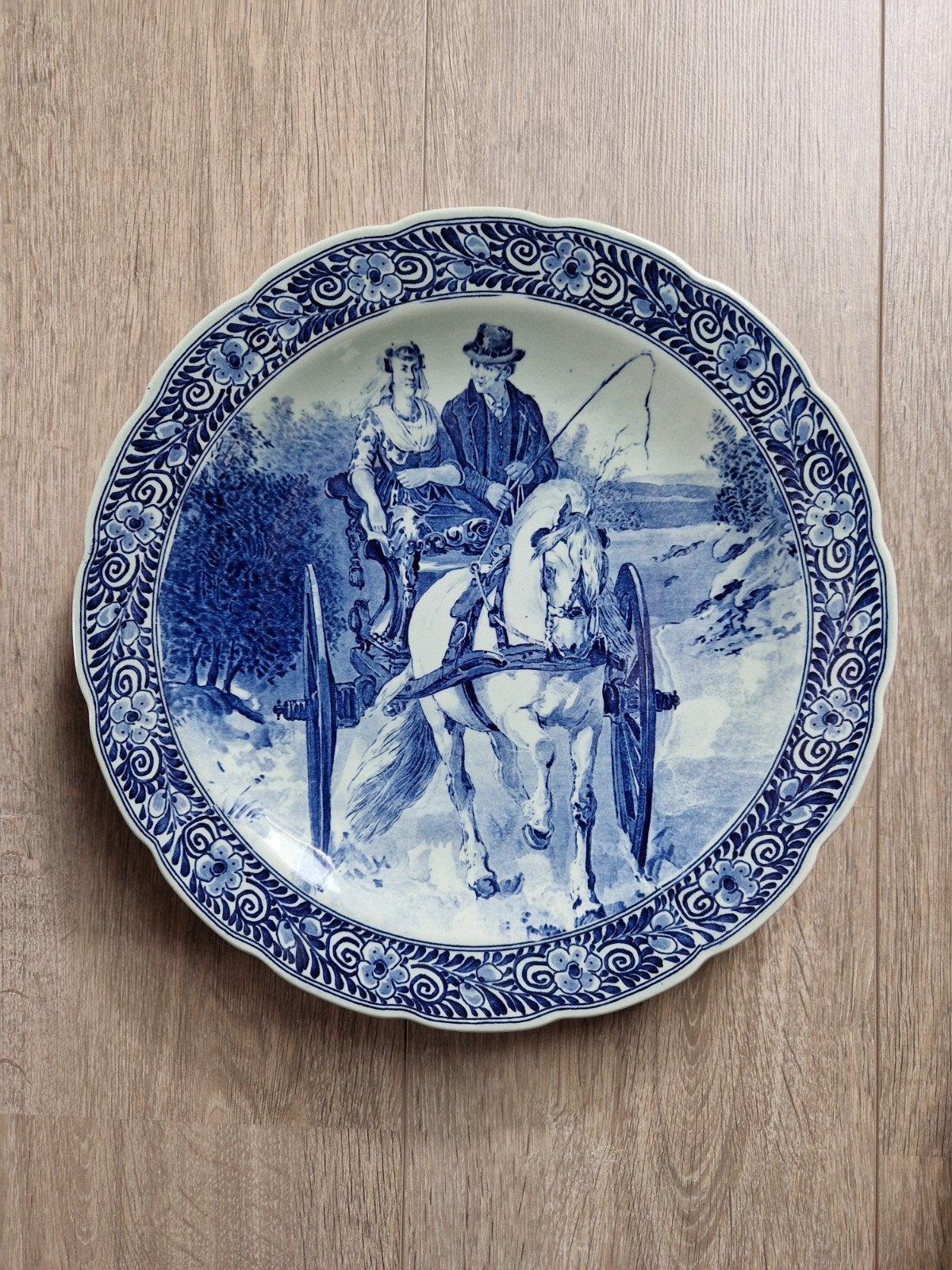 Delfts blauw bord met bruidspaar van P. Ragenot, 40 cm, Antiek en Kunst, Antiek | Wandborden en Tegels, Ophalen
