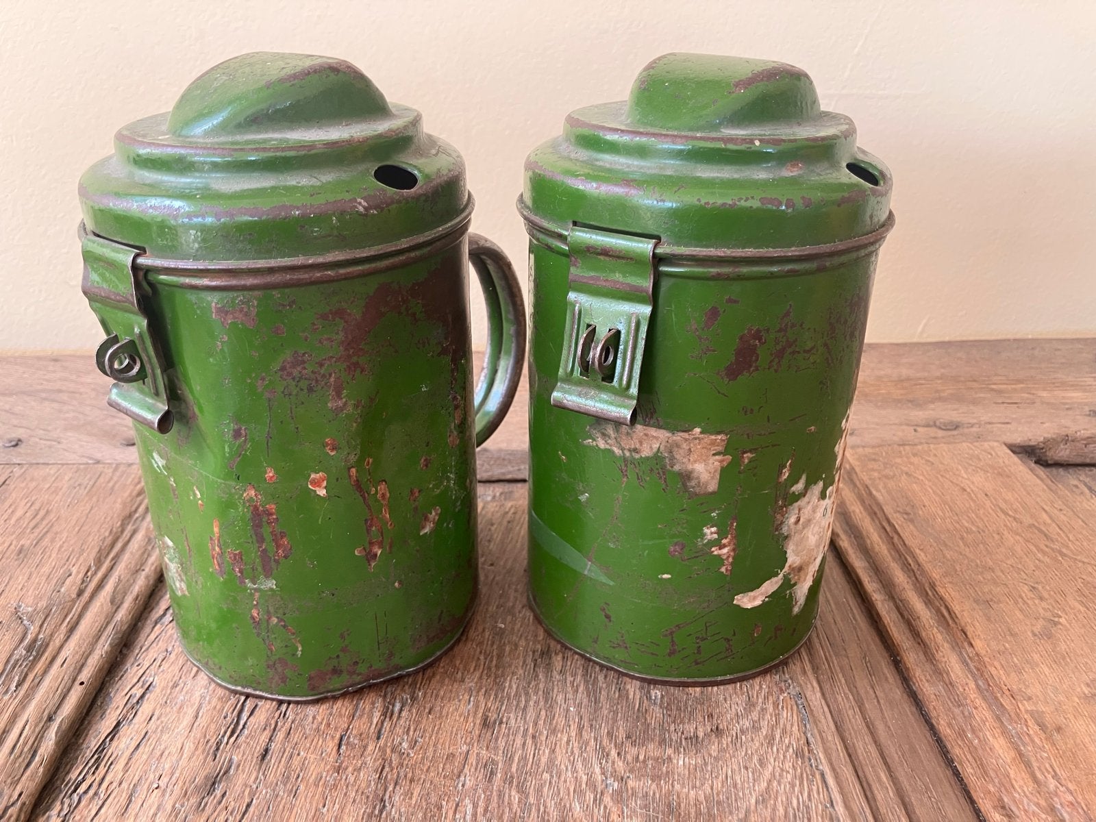 Twee groene vintage collectebussen, Ophalen of Verzenden