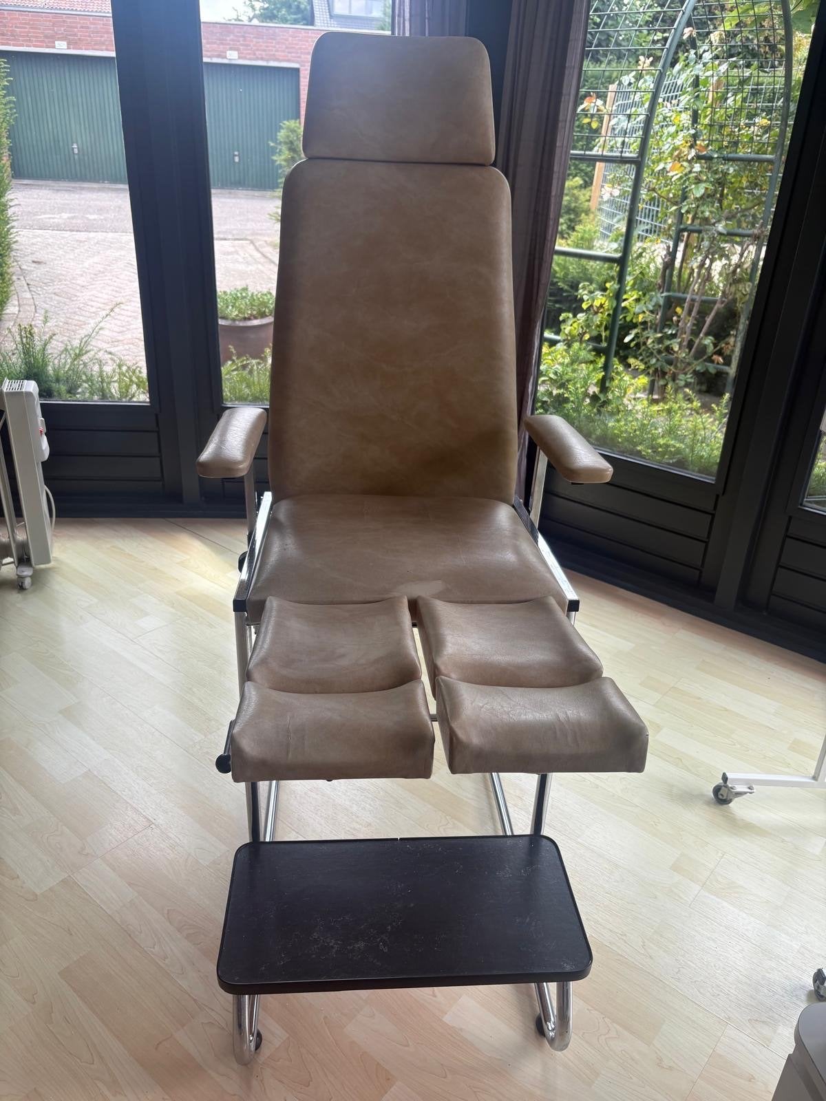 Medische behandelstoel / massagetafel met gebruikerssporen, Ophalen, Gebruikt