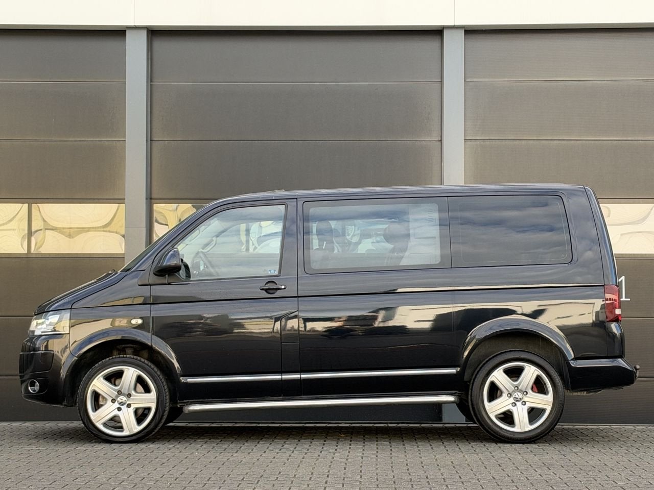 Volkswagen Multivan 2.5 TDI Leer Dak Navi DC 5-PERS, Automaat, Verwarmde buitenspiegels, Volkswagen, Zwart