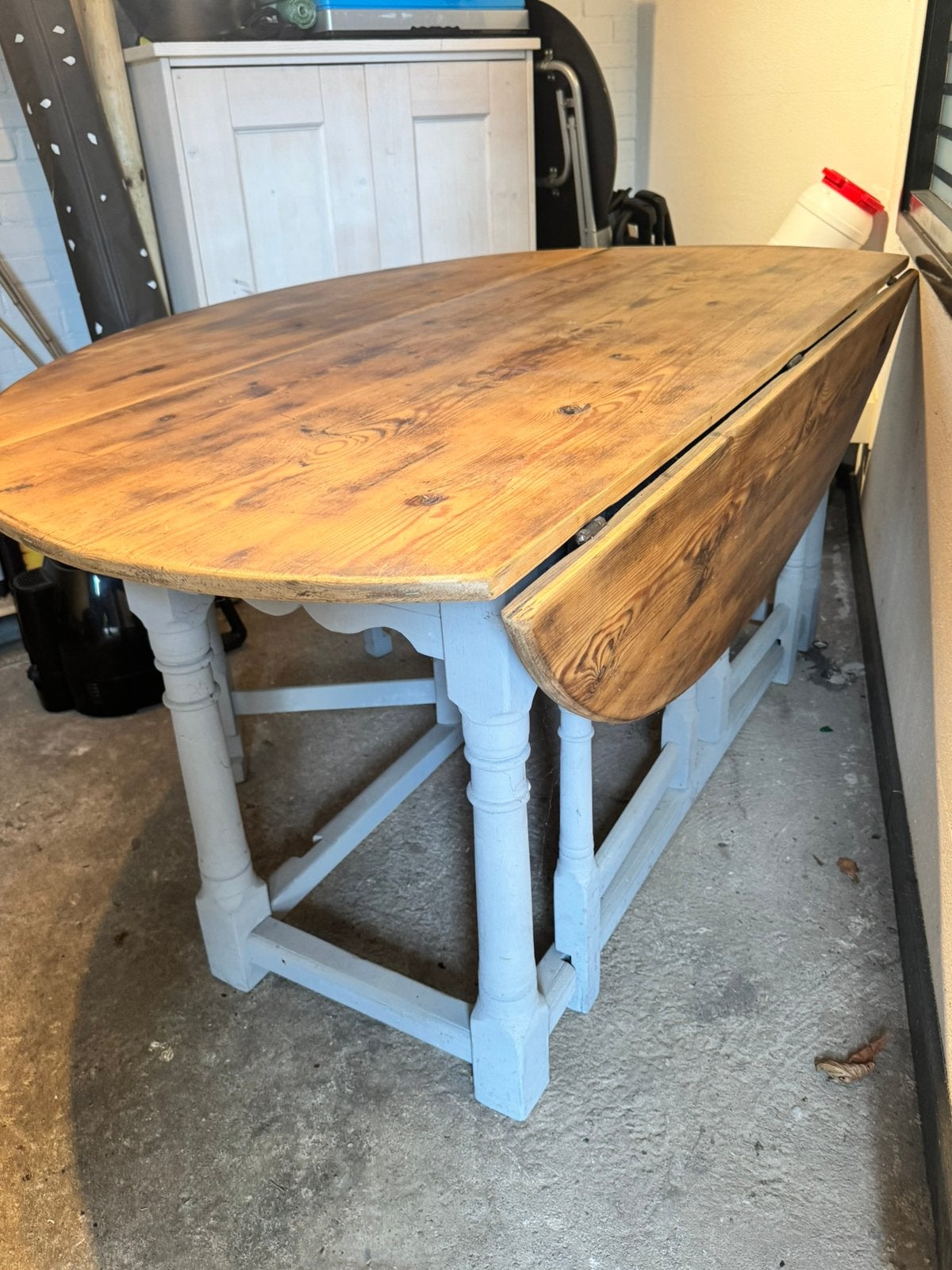 Oude hangoor tafel (brocante), Huis en Inrichting, Ophalen, Gebruikt, 100 tot 150 cm, Vijf personen of meer