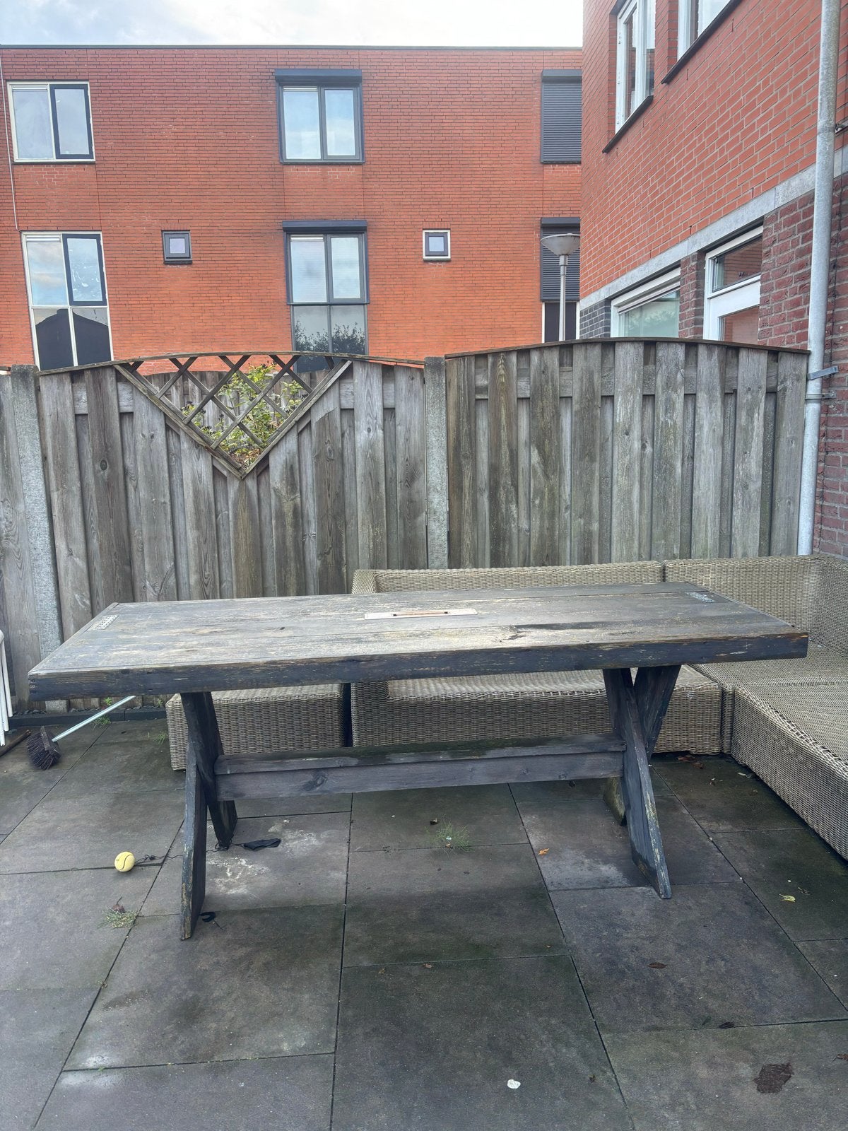 Gratis af te halen: Robuuste houten tuintafel, Ophalen, Gebruikt, Rechthoekig, Hout