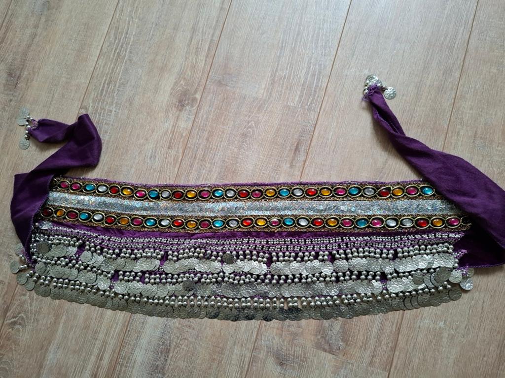 Bellydance heupsjaal paars met munten en steentjes, Maat 38/40 (M), Ophalen of Verzenden, Accessoires, Overige thema's