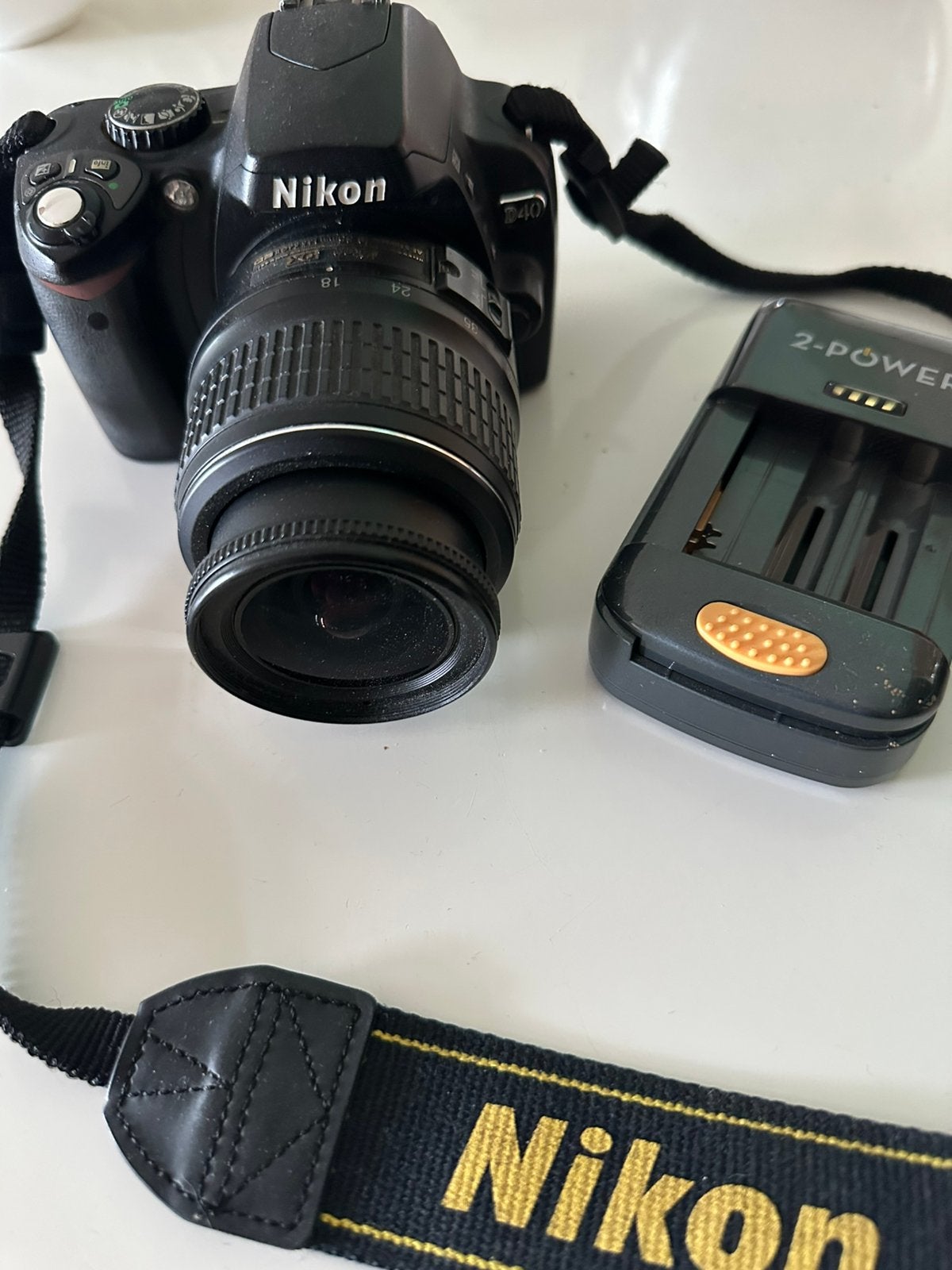 Nikon D40 spiegelreflexcamera met 18-55mm lens en oplader, Gebruikt, Spiegelreflex, Ophalen of Verzenden, 4 t/m 7 keer