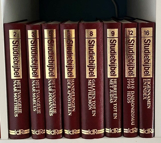 StudieBijbel Nieuwe Testament; 8 delen uit de serie van 17, Ophalen of Verzenden, Zo goed als nieuw