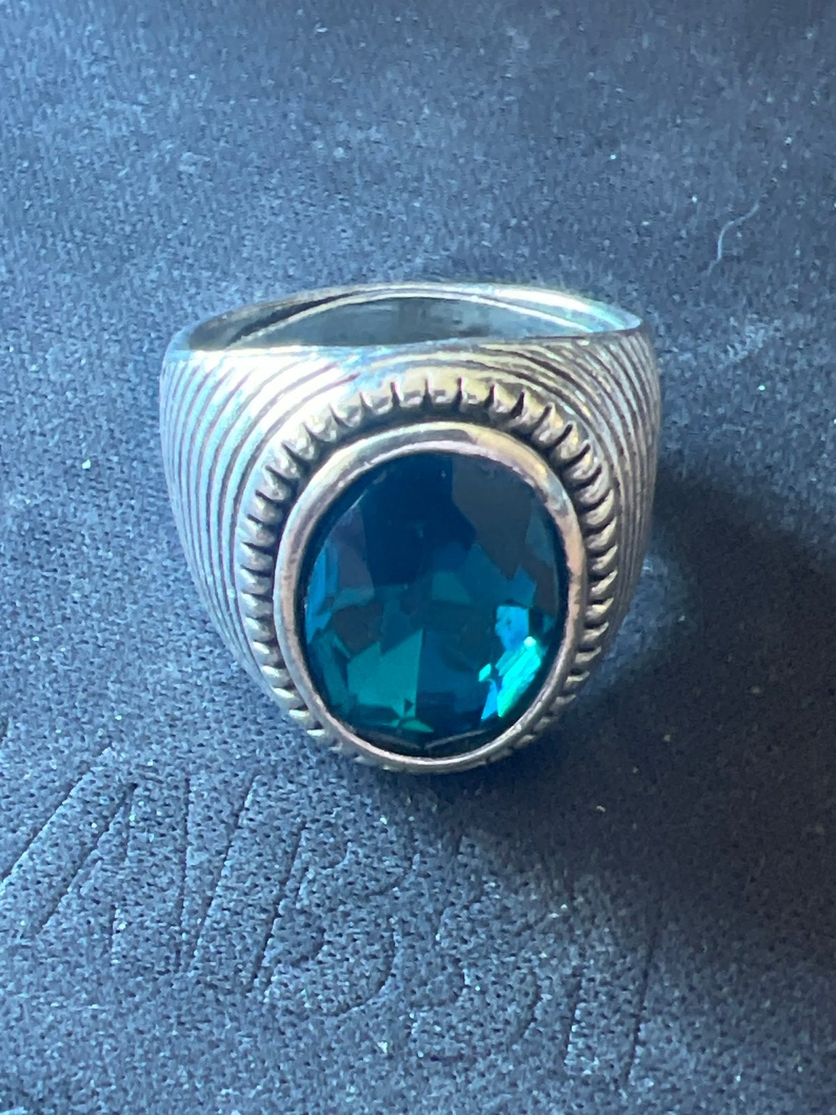 Zilverkleurige ring met blauwe edelsteen, maat 18.5 mm, 18 tot 19, Gebruikt, Ophalen of Verzenden, Dame of Heer
