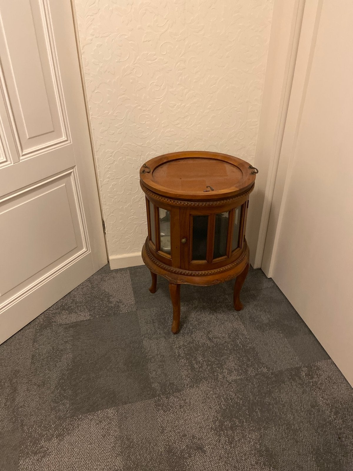 Antieke houten drankenkast met glazen panelen, Ophalen