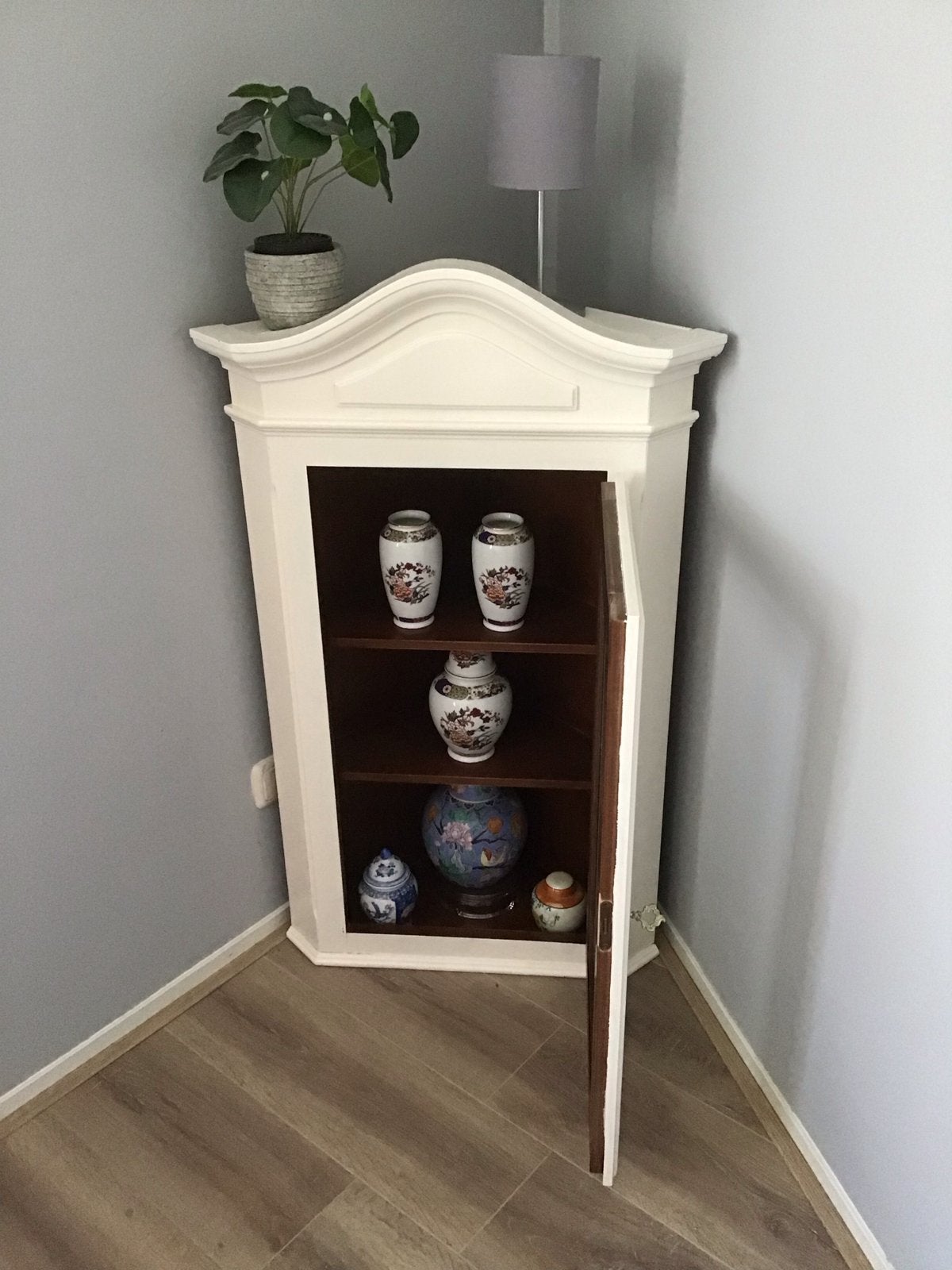 Mooi wit hoekkastje in goede staat, Ophalen of Verzenden, Gebruikt