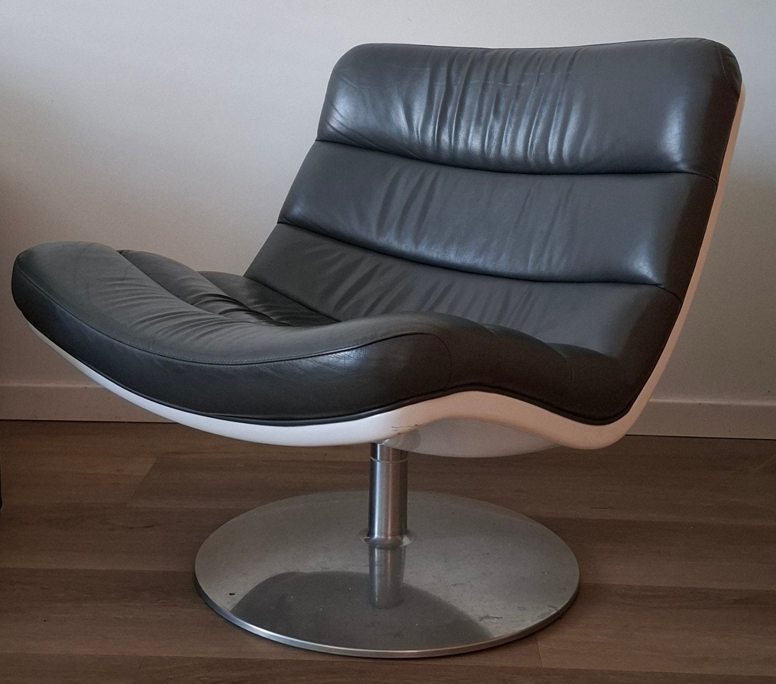 Artifort F978 design fauteuil, draaibaar, Geoffrey Harcour, Ophalen, Gebruikt, 50 tot 75 cm, Leer