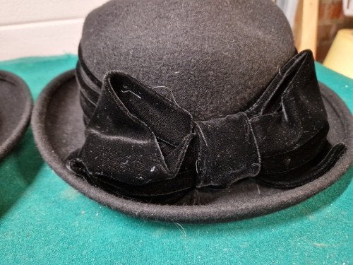 dameshoeden vintage met fluwelen band, Ophalen of Verzenden, 'T Olde Gre-j, Info@toldegrej.nl, Endepoelstraat 20f Didam