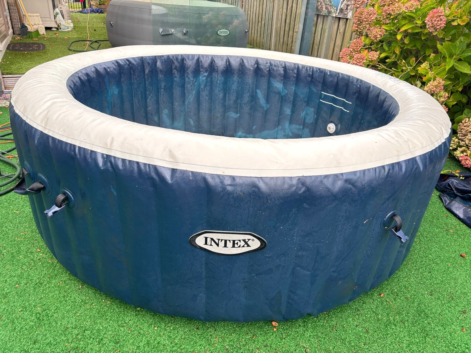 Intex opblaasbare jacuzzi voor 4 personen (loopt langzaam le, Tuin en Terras, Ophalen, Gebruikt, Pomp, Opblaasbaar