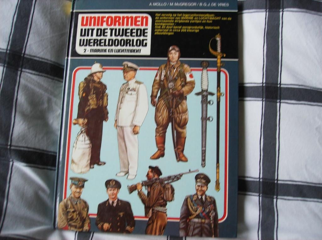 UNIFORMEN UIT DE TWEEDE WERELDOORLOG, Ophalen of Verzenden, Voor 1940, Gelezen, Landmacht