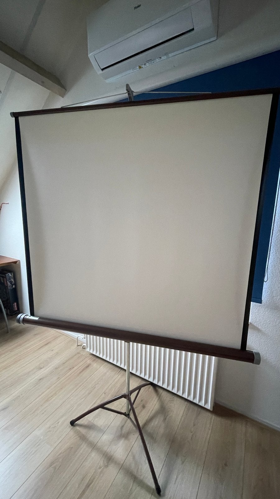 Projecta Concorde projectiescherm met statief, 125x125 cm, Ophalen, Handmatig, Zo goed als nieuw