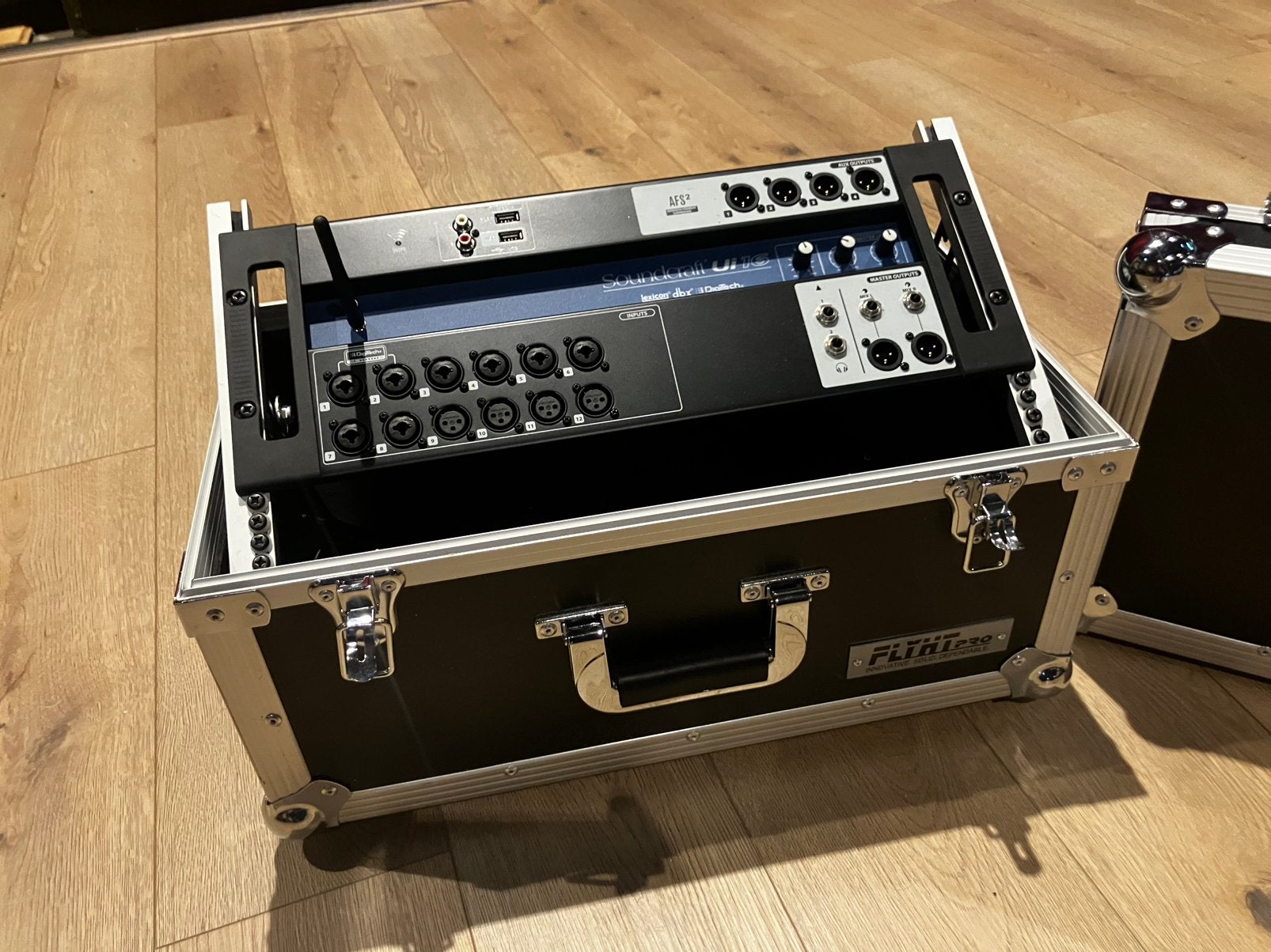 Soundcraft UI16 incl. flightcase, Muziek en Instrumenten, Mengpanelen, Ophalen of Verzenden, Zo goed als nieuw, 10 tot 20 kanalen