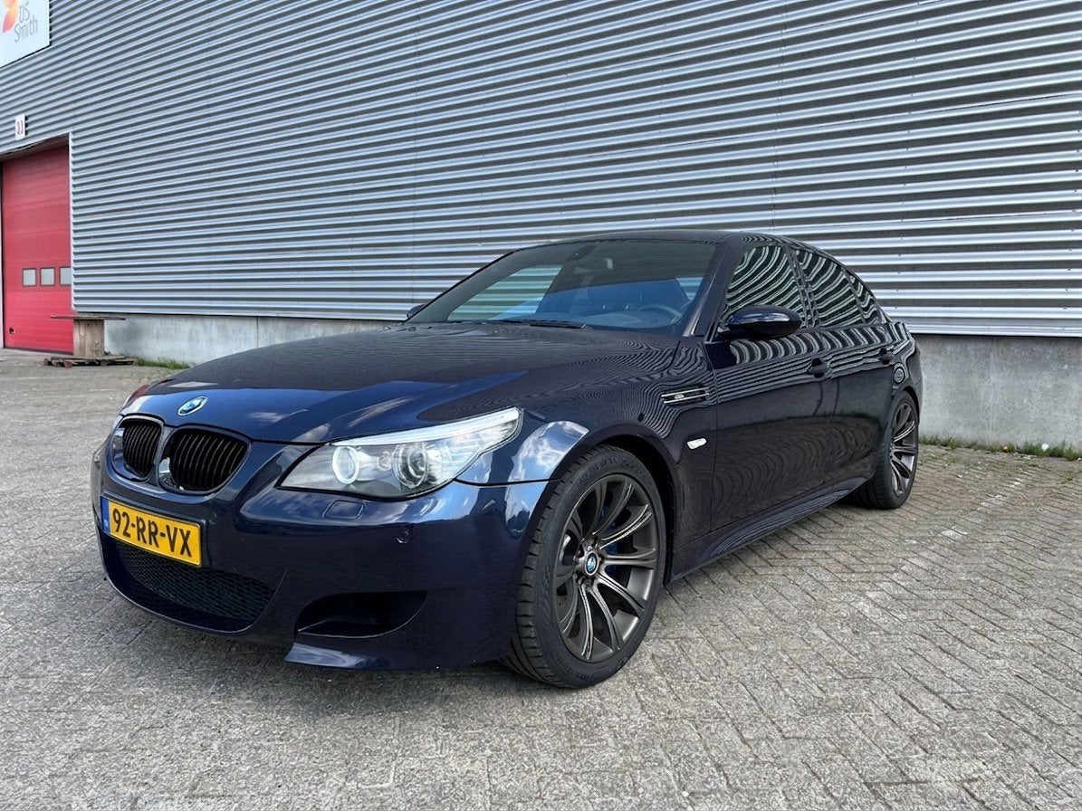 BMW 5-Serie 5.0 SMG M5 AUT 2005 Onyx Blauw, Auto's, BMW, Automaat, 1730 kg, Achterwielaandrijving, Zwart