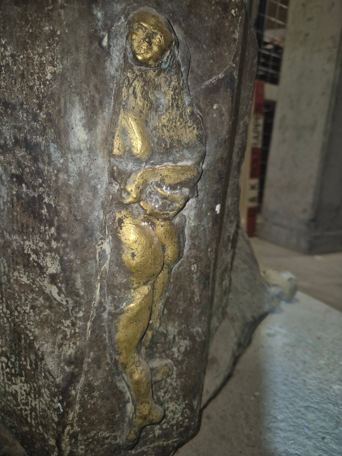 Antieke Bronzen Waterpomp met Reliëfs, Ophalen