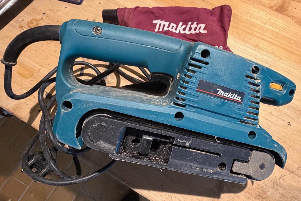 Bandschuurmachine Makita 9911, Ophalen of Verzenden, Gebruikt, 600 tot 1200 watt, Bandschuurmachine