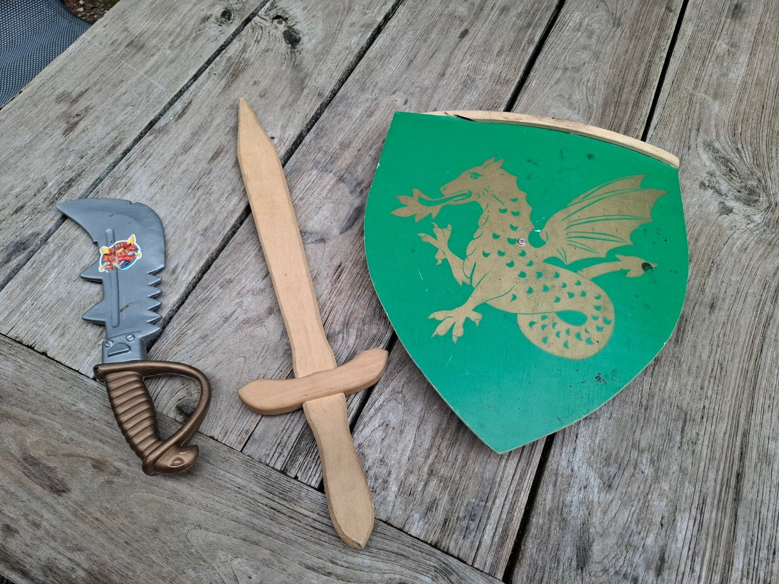 Houten speelgoed zwaard en schild met draak, Ophalen