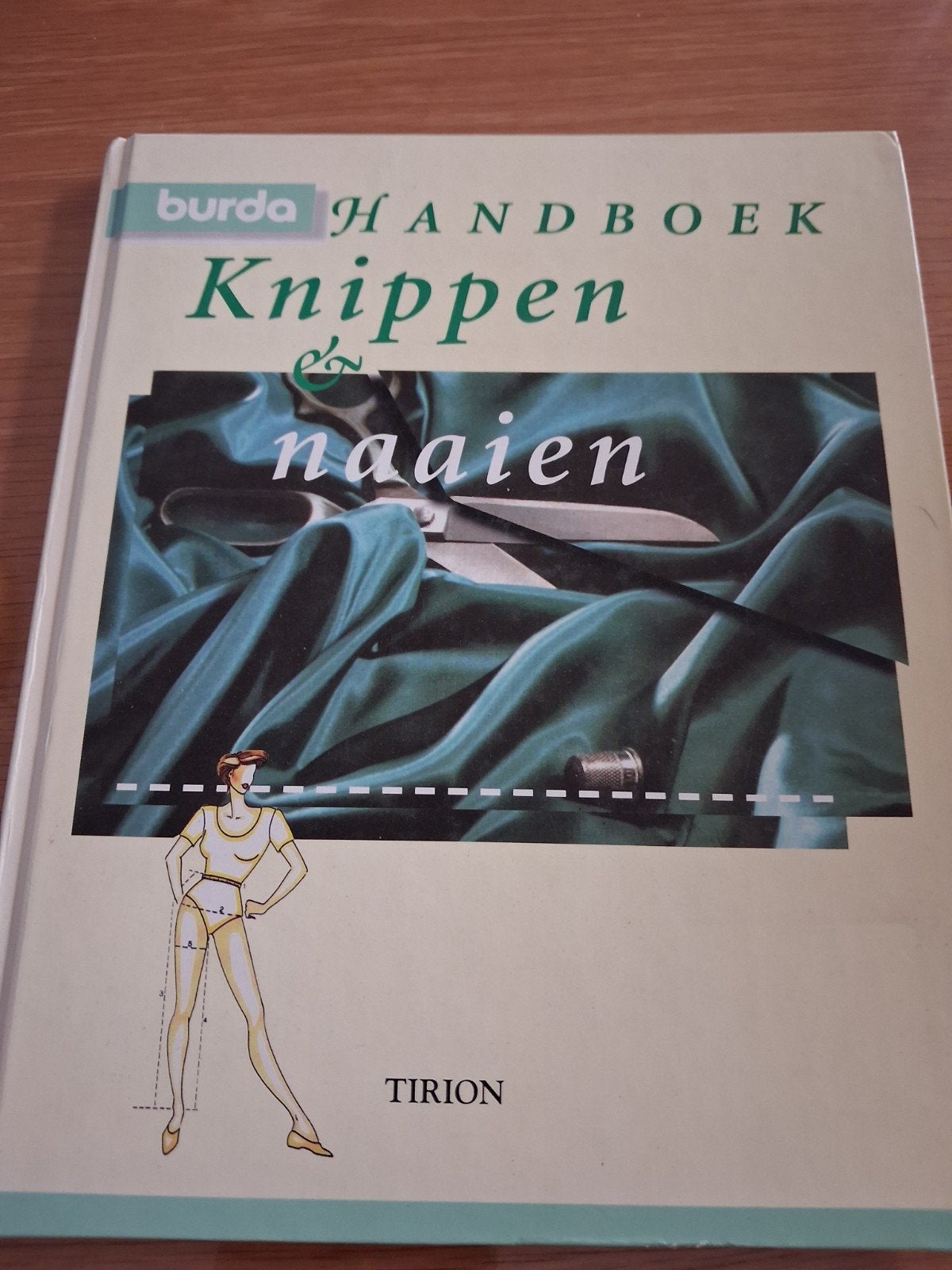 Burda Handboek Knippen en Naaien - Leer zelf kleding maken, Ophalen of Verzenden, Gebruikt, Overige typen