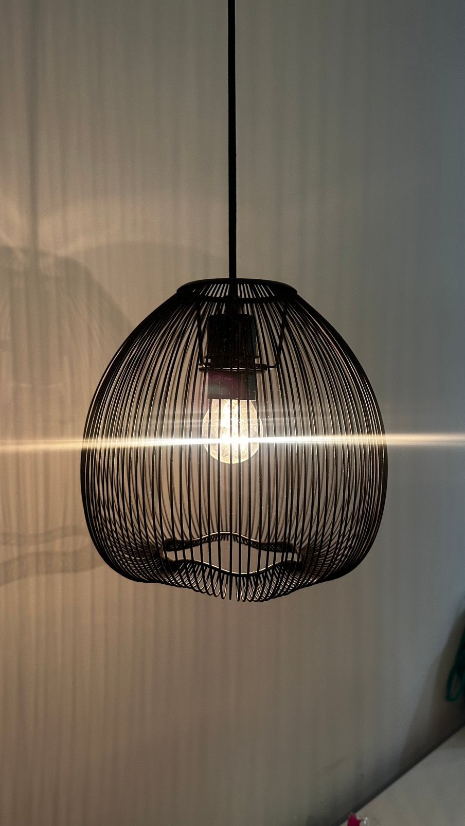 Foto 2 van Twee zwarte draad hanglampen / Two black wire hanging lamps