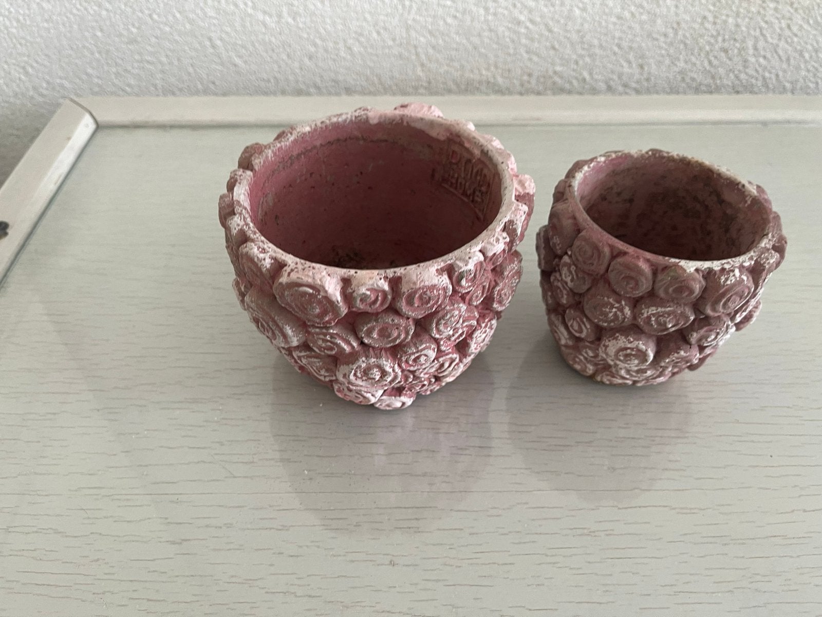 Set van 2 roze potjes met roosjes reliëf, Gebruikt, Rond, Pot of Kruik, Ophalen of Verzenden