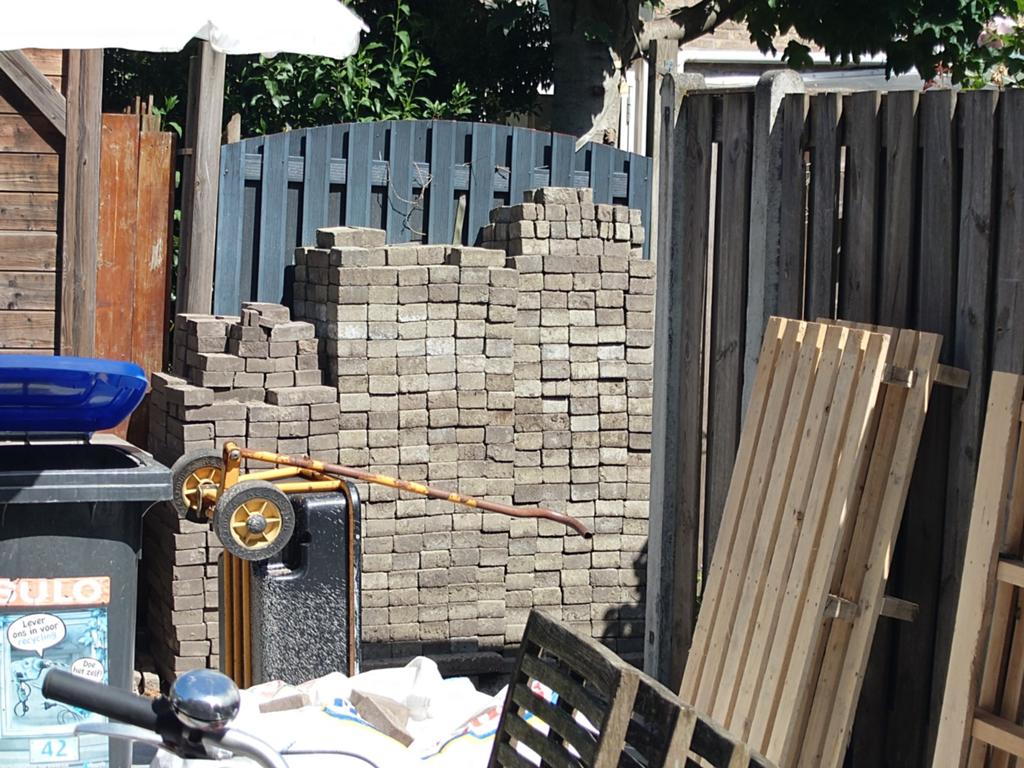 Gratis: >10 m2 antraciet/groene vierkante klinkers 10x10, Ophalen, Gebruikt, Beton, Klinkers