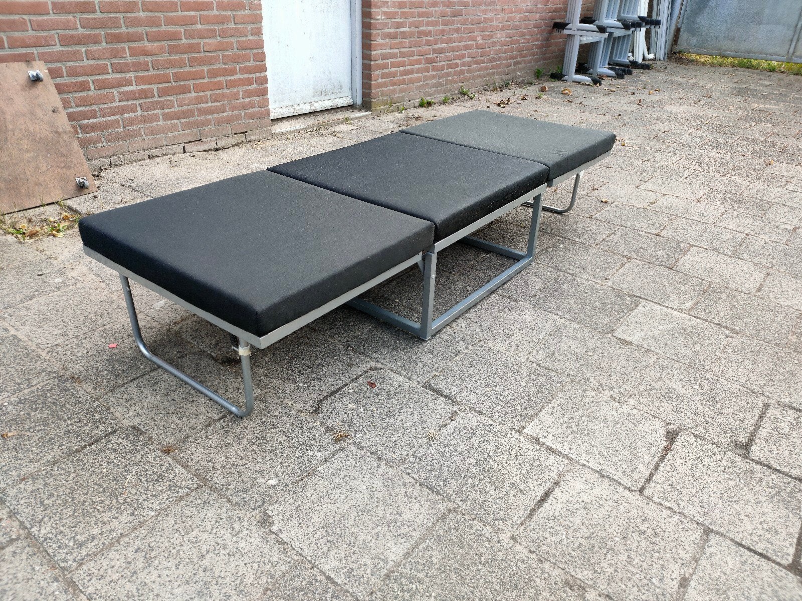 Handig bijzetbed / logeerbed met kussens en hoes, Gebruikt, Compact en functioneel, Ophalen of Verzenden, Metaal